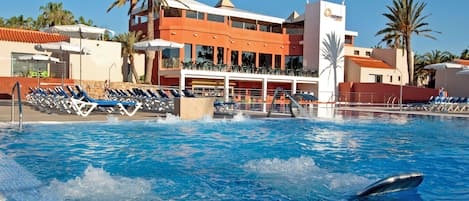 2 piscines extérieures, parasols de plage, chaises longues