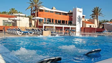 2 piscinas externas, guarda-sóis, espreguiçadeiras