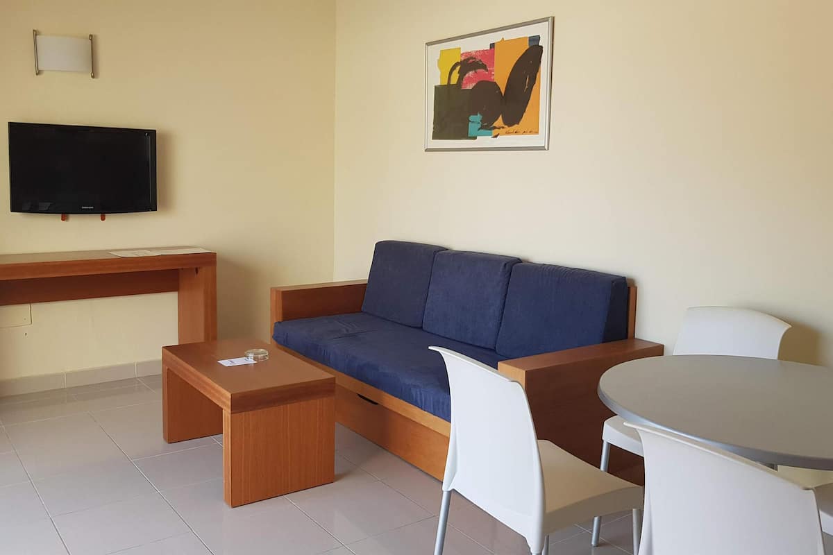 2 bedrooms, in-room safe, free wifi, bed sheets