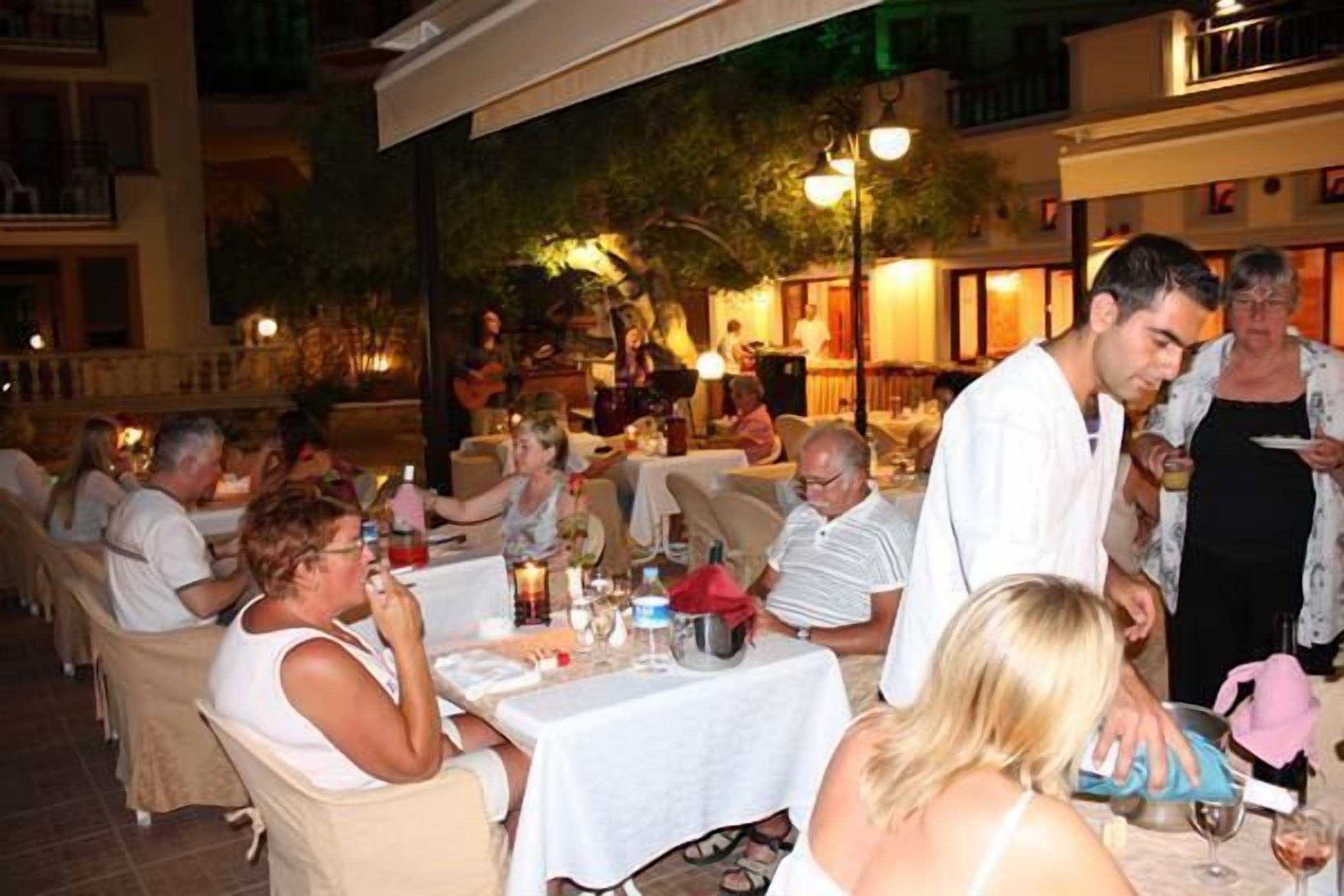 breakfast, lunch, dinner served; international cuisine