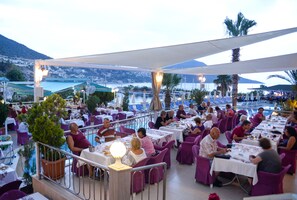 Breakfast, lunch, dinner served; international cuisine  - Hotel Pirat (Kas)