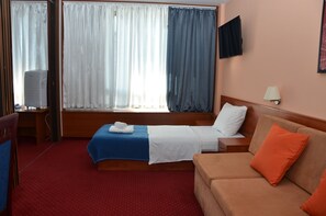 Romantic Suite | Minibar, desk, free WiFi, bed sheets