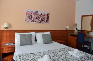 Habitación doble | Minibar, escritorio, wifi gratis y ropa de cama