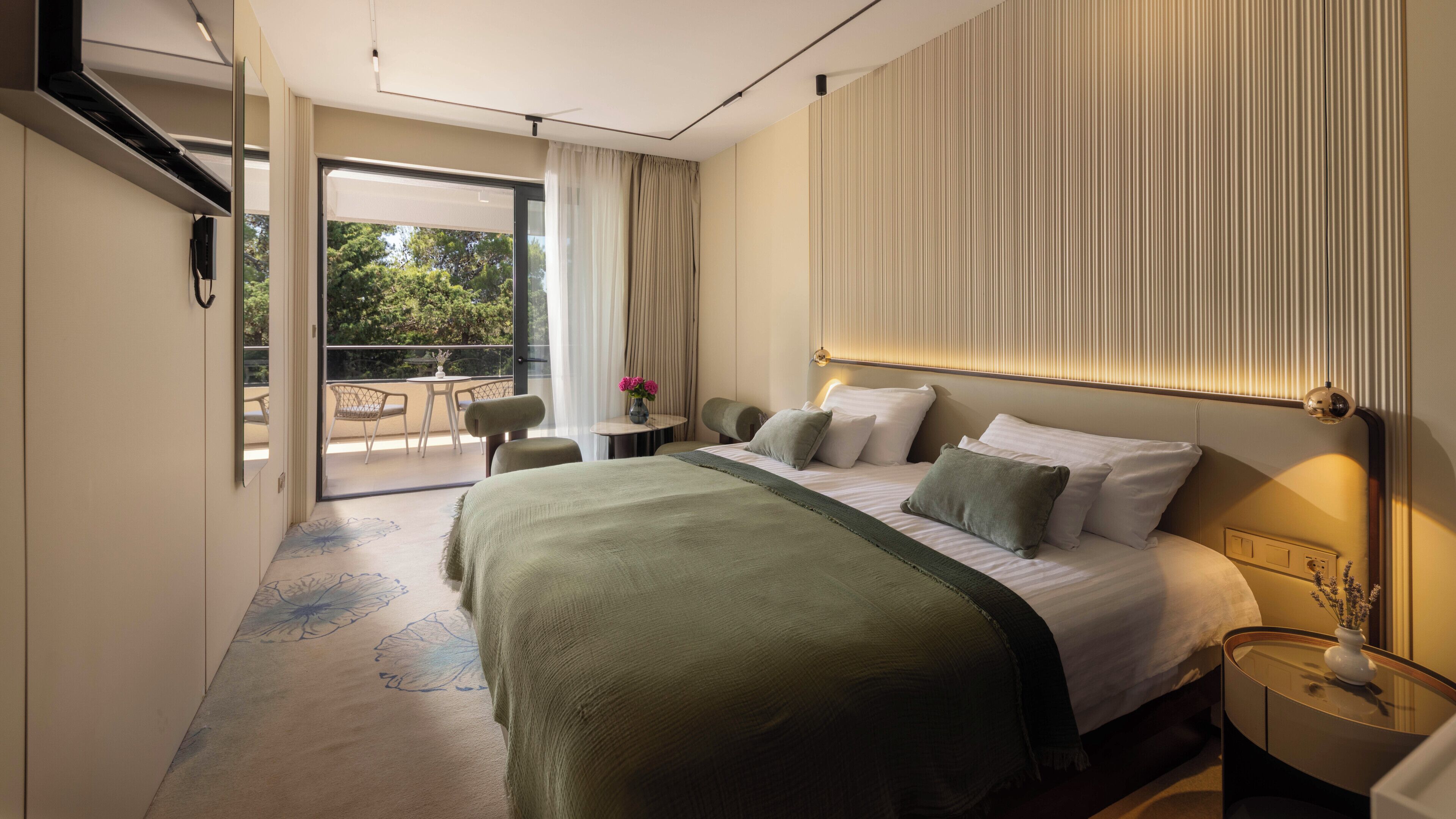 Minibar, desk, soundproofing, free WiFi
