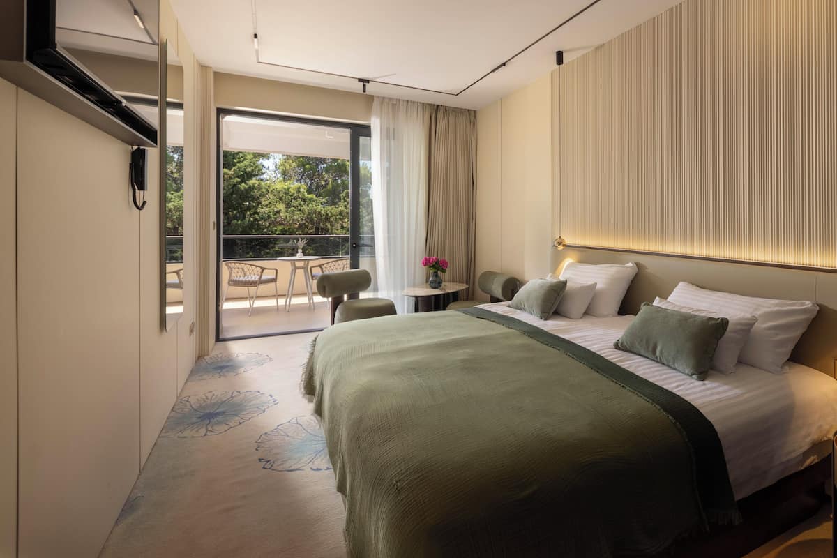 Minibar, desk, soundproofing, WiFi (free)