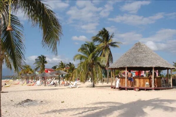 Beach nearby, white sand, beach volleyball, beach bar