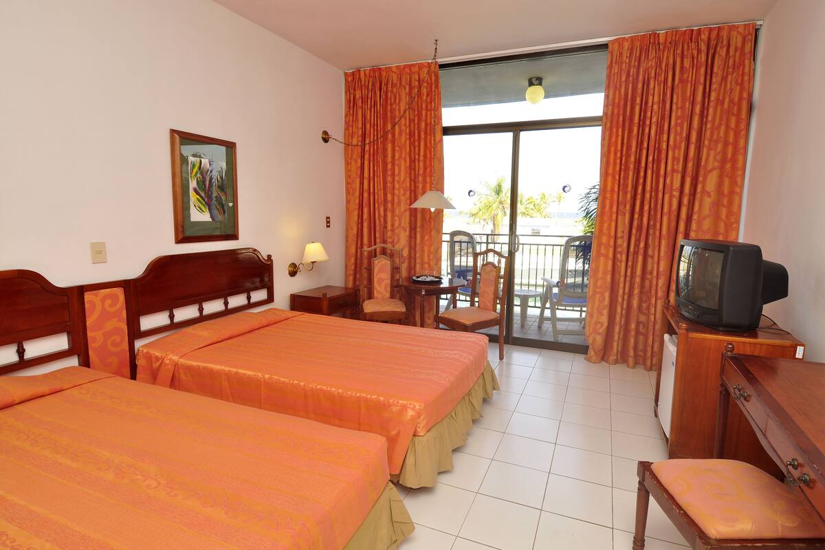 Standard Room | In-room safe, desk, laptop workspace, iron/ironing board