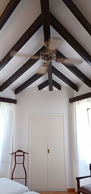 Kamar Double atau Twin | Meja kerja, tirai kedap cahaya, dan seprai linen