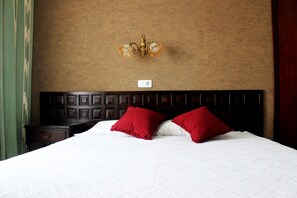 Doppel- oder Zweibettzimmer | Schreibtisch, Verdunkelungsvorhänge, Bettwäsche