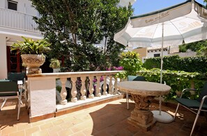 Courtyard - Hostal Ca's Bombu (Capdepera)