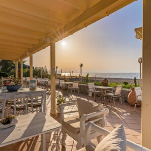 Outdoor dining - Kathrin Beach Hotel (ADELIANOS KAMPOS)