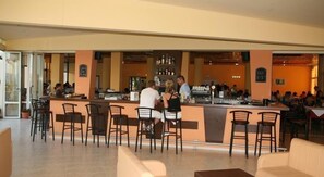 Bar (on property) - Kathrin Beach Hotel (ADELIANOS KAMPOS)