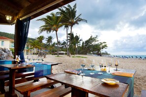 På stranden, hvit sand og strandbar