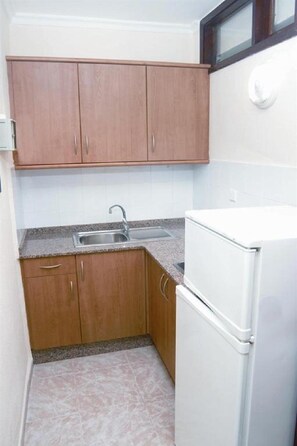 Fridge, cookware/dishes/utensils