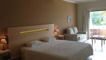 Zimmersafe, Schreibtisch, kostenloses WLAN, Bettwäsche