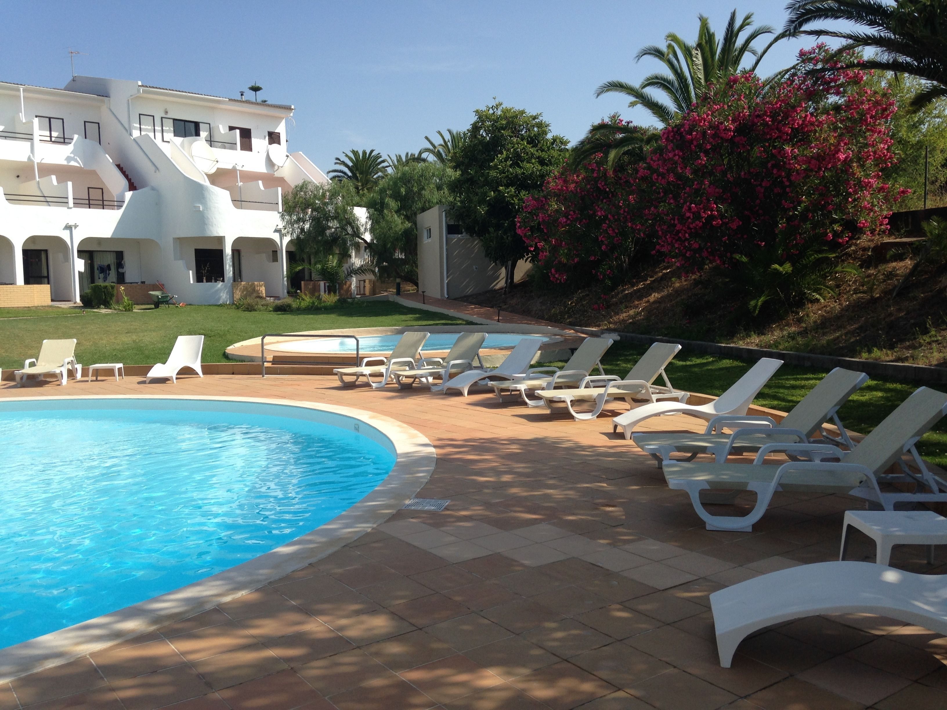 시즌별로 운영되는 야외 수영장, 수영장 파라솔, 일광욕 의자