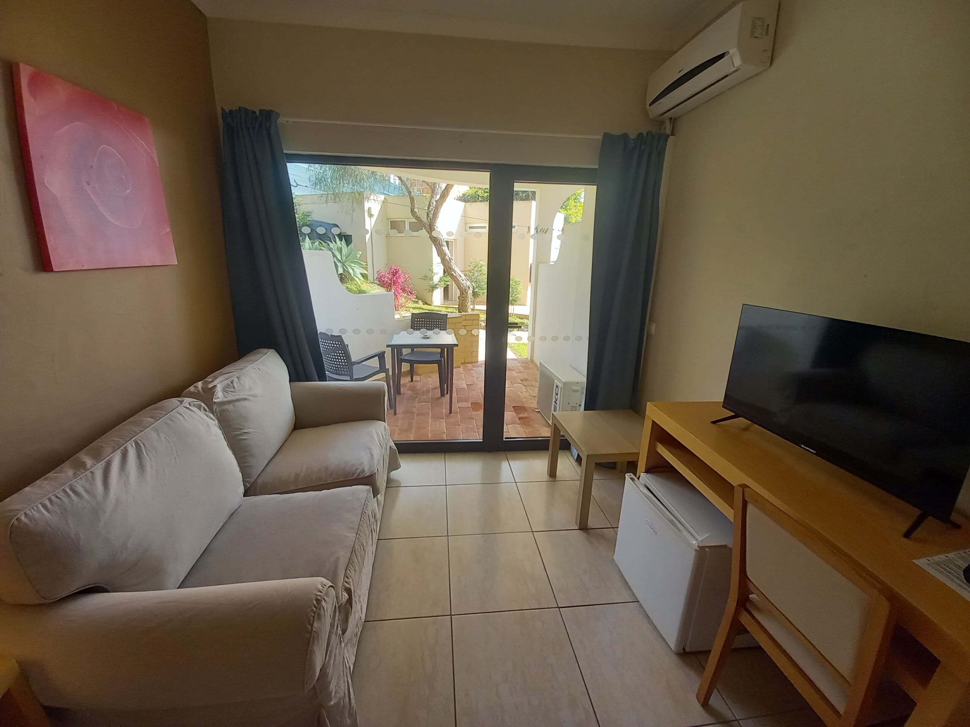 Habitación estándar, balcón | Área de sala de estar | Televisión de 80 cm con canales digitales 