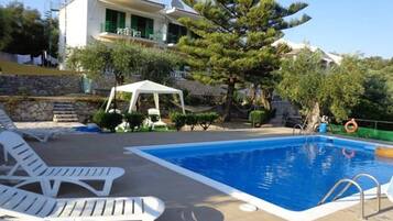 Una piscina al aire libre