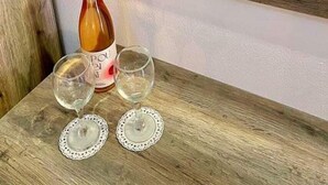 Una habitación de hotel con una cama, mesita de noche y un espejo que refleja la estancia.