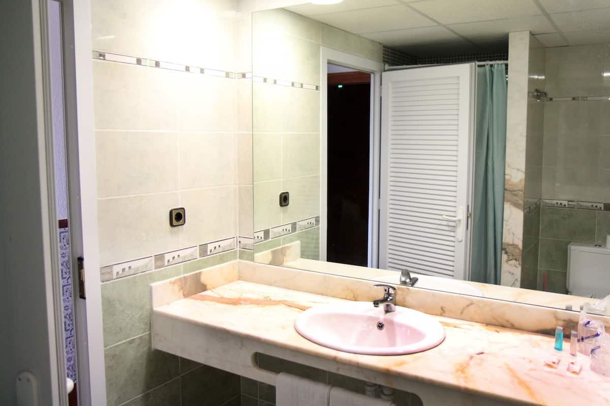 Cortinas blackout, Wi-Fi de cortesia, roupa de cama