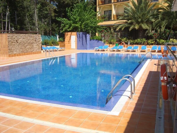 حمّام سباحة خارجي