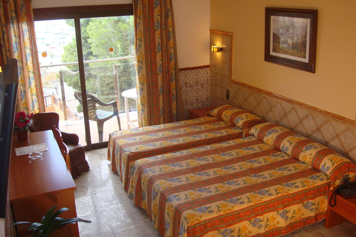 Cortinas blackout, Wi-Fi de cortesia, roupa de cama