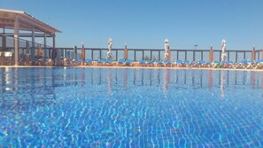 Outdoor pool - Univers (Roses)