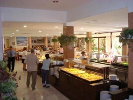 供应早餐和晚餐，地方菜