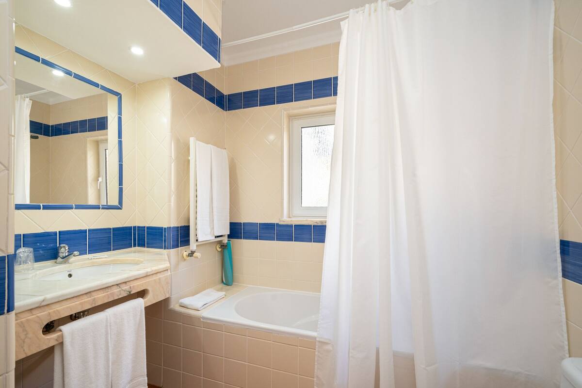 apartment, 1 bedroom (without air conditioning) | bathroom | bathtub, hair dryer, bidet, towels