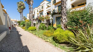 A cobblestone pathway lined with palm trees and well-maintained bushes. - Quinta do Morgado - Monte da Eira (Tavira)