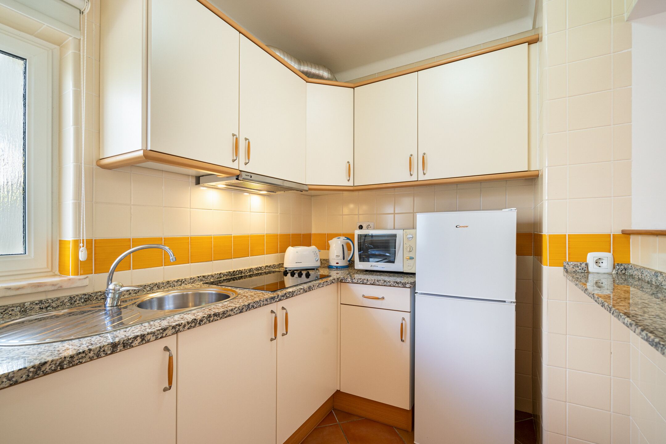 apartment, 1 bedroom (without air conditioning) | private kitchen | full-sized fridge, microwave, stovetop, electric kettle