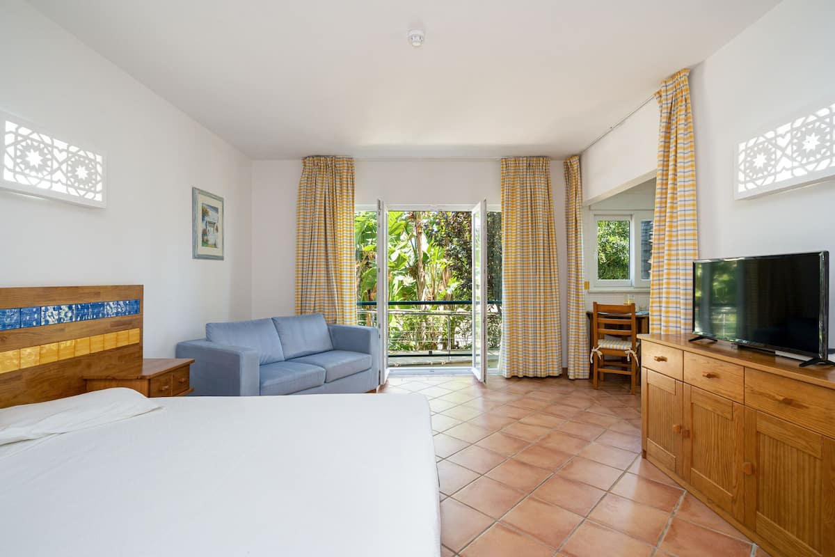 Superior Studio | 1 bedroom, in-room safe, soundproofing, iron/ironing board