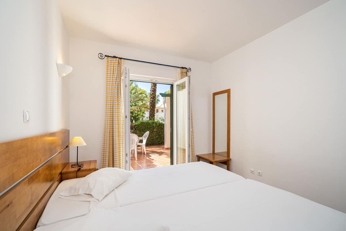Leilighet – superior, 2 soverom, terrasse | Safe på rommet, lydisolert, strykejern/-brett og wi-fi (inkludert)