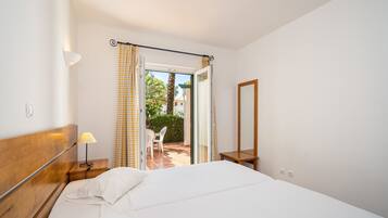 Apartamento superior, 2 quartos, terraço | Cofres nos quartos, quartos à prova de som