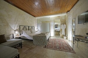 Minibar (mit einigen kostenlosen Artikeln), Zimmersafe