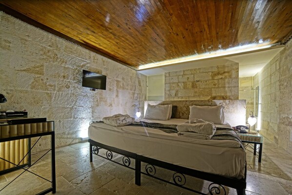 Minibaari (osa tuotteista ilmaisia), tallelokero huoneessa