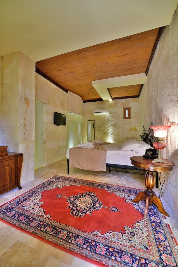 Minibar med vissa gratis produkter och värdeförvaringsskåp på rummet