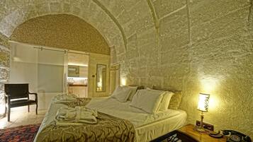 Minibar med vissa gratis produkter och värdeförvaringsskåp på rummet