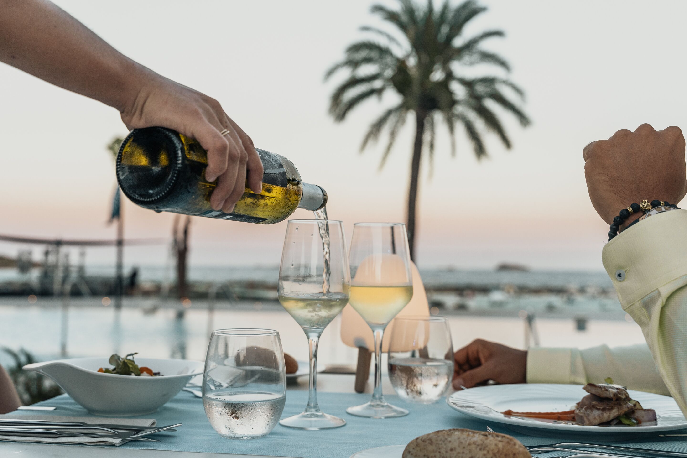 3 restaurants, breakfast, lunch, dinner served; international cuisine