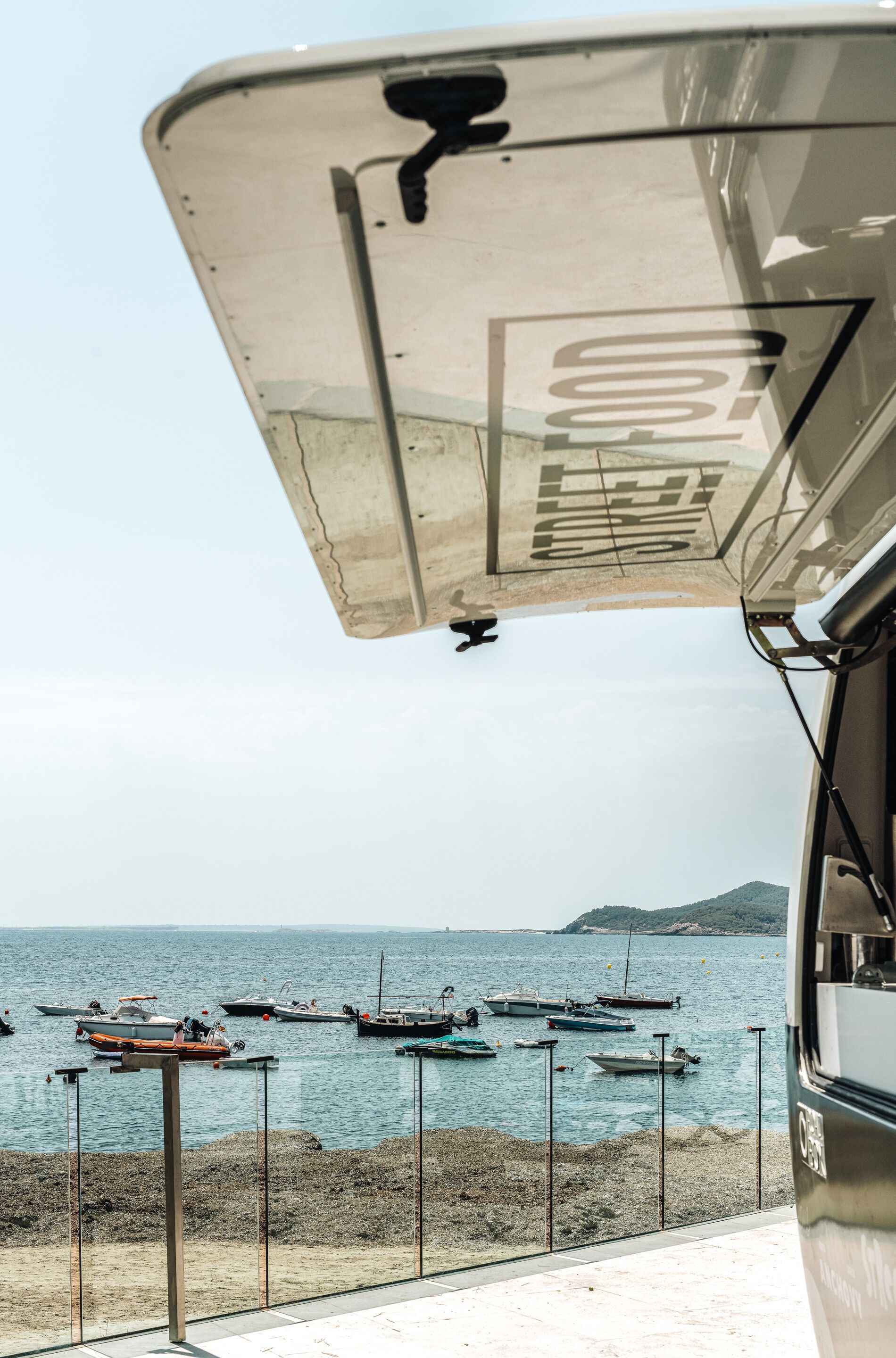 3 restaurants, breakfast, lunch, dinner served; international cuisine