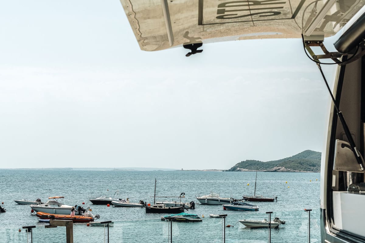 3 restaurants, breakfast, lunch, dinner served; international cuisine