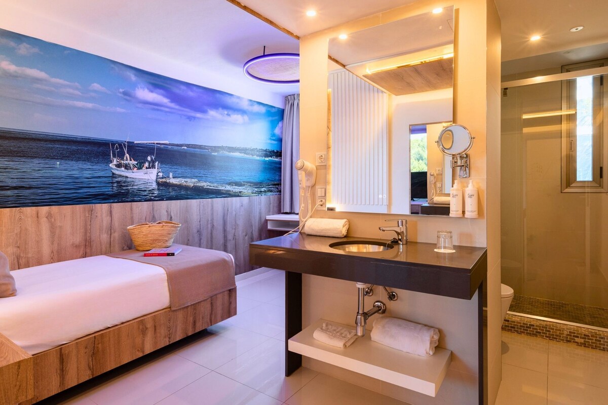Single Room (Roam Solo) "Minibar no refill" | Minibar, in-room safe, desk, laptop workspace