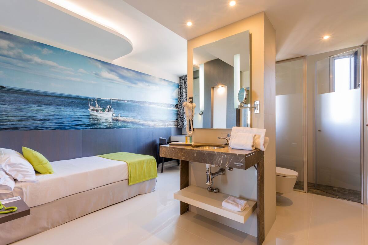 single room (joy) | bathroom | free toiletries, hair dryer, towels, soap