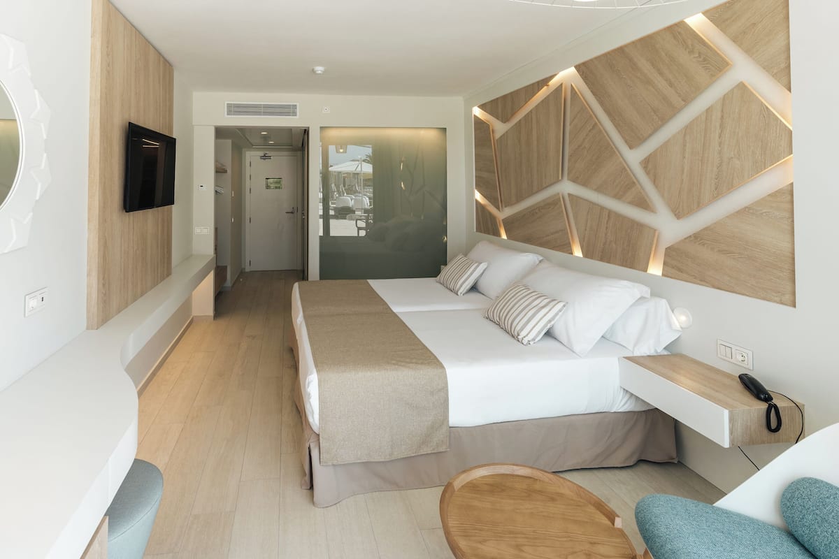 Minibar, coffres-forts dans les chambres, bureau