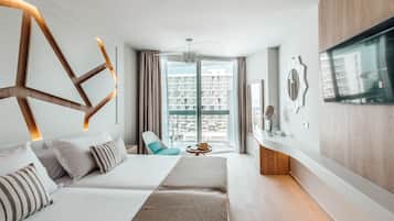 Minibar, pengeskab på værelset, skrivebord