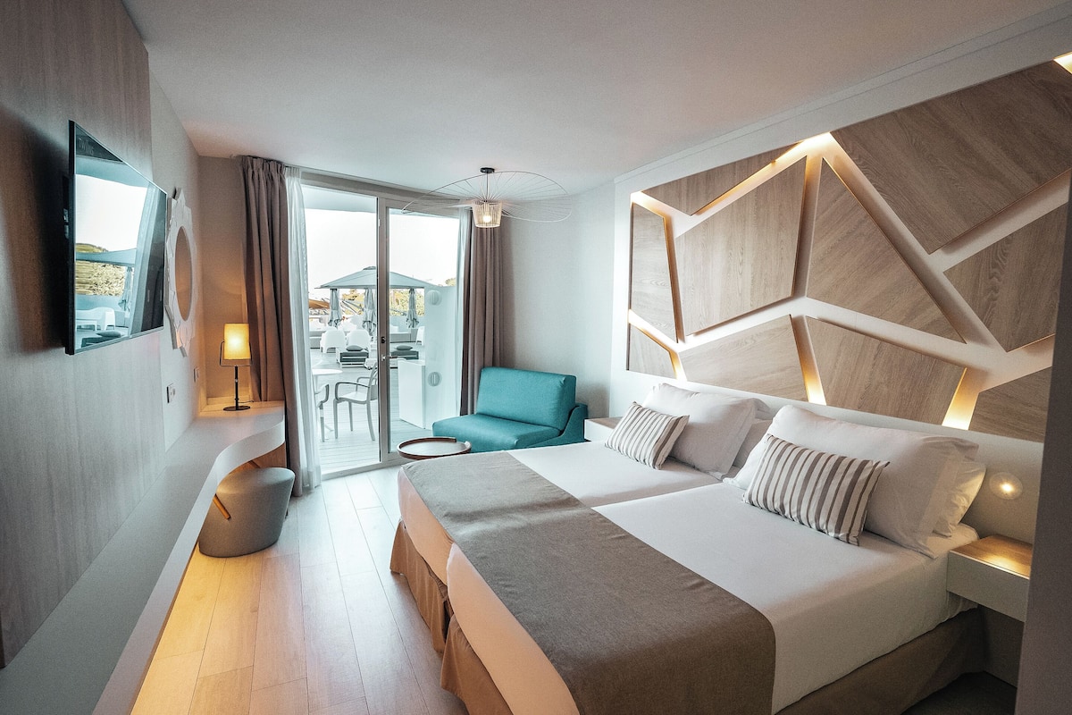 Minibar, in-room safe, desk, laptop workspace