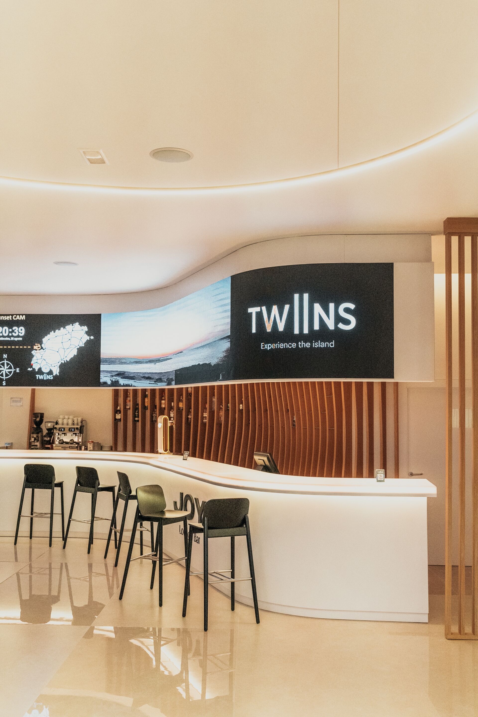 3 bars/lounges, poolside bar