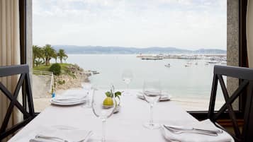 Se sirven desayunos, comidas y cocina española con vista a la playa