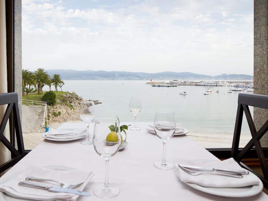 Déjeuner et dîner servis sur place, cuisine espagnole, vue sur la plage