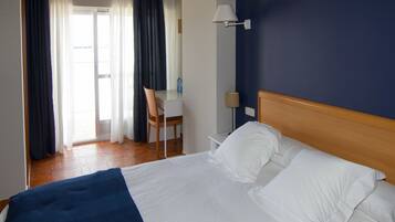 Tweepersoonskamer (Top Floor) | Een bureau, babybedden (toeslag), extra bedden (toeslag), gratis wifi